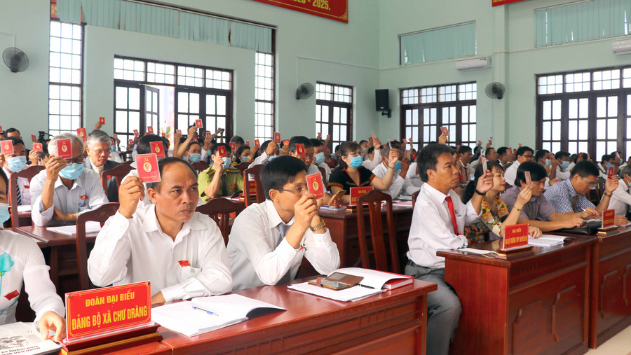 Các đại biểu biểu quyết tại Đại hội Đảng bộ huyện Krông Pa. Ảnh: Linh Hòa