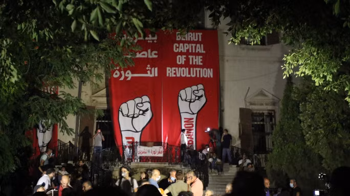 Đám đông biểu tình Lebanon hôm 8-8 chiếm trụ sở các bộ của quốc gia này. Ảnh: Al Jazeera