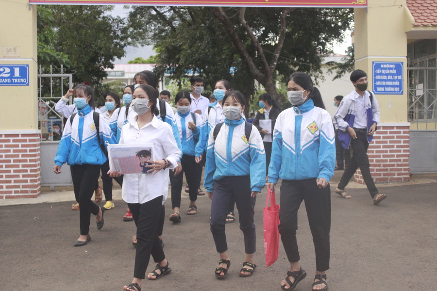 Các thí sinh hoàn thành môn thi Toán học tại điểm thi Trường THPT Mạc Đĩnh Chi (huyện Chư Pah) trong tâm trạng thoải mái. Ảnh: Ngọc Thu