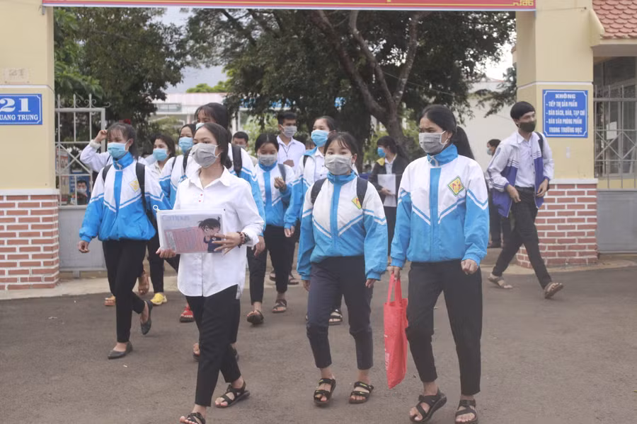 Các thí sinh hoàn thành môn thi Toán học tại điểm thi Trường THPT Mạc Đĩnh Chi (huyện Chư Pah) trong tâm trạng thoải mái. Ảnh: Ngọc Thu