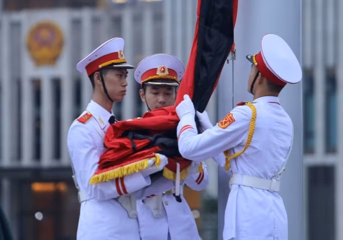 Rồi được đưa dần lên cột