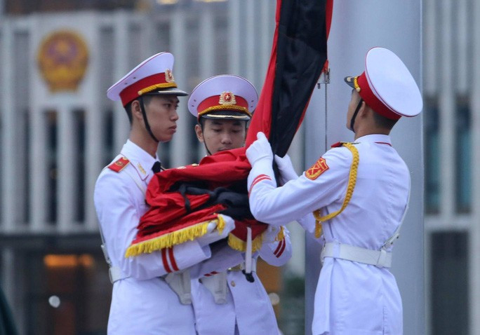 Rồi được đưa dần lên cột