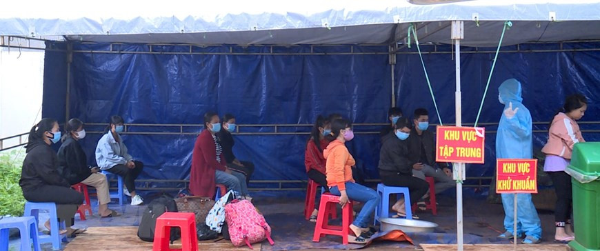 Người dân được tuyên truyền, hướng dẫn cách phòng, chống dịch COVID-19 cũng như được chăm sóc tận tình tại khu cách ly của Trung tâm Huấn luyện, Bồi dưỡng kiến thức Quốc phòng, An ninh thuộc Trung đoàn Bộ binh 991 (Bộ Chỉ huy Quân sự tỉnh Gia Lai). (Ảnh: Hồng Điệp/TTXVN)