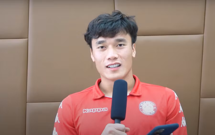 Bùi Tiến Dũng giao lưu với khán giả. Ảnh: HCMFC