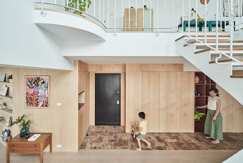 Ngôi nhà là nơi sinh sống của đôi vợ chồng trẻ và cậu con trai. Dù kiến trúc nhà đơn giản những mỗi góc nhỏ đều có sự chăm chút tỉ mỉ của cả 2 vợ chồng.