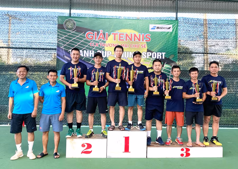  Các cặp VĐV đoạt giải trên bục nhận thưởng. Ảnh: Minh Vỹ