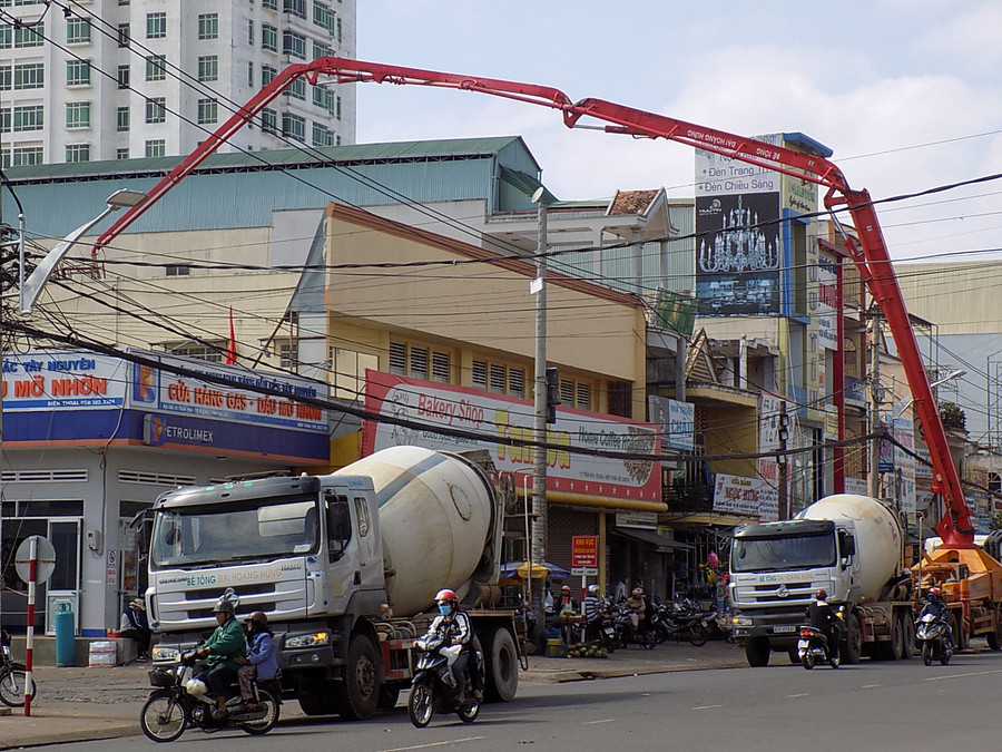 Các doanh nghiệp cần chú trọng đảm bảo an toàn cho người và phương tiện giao thông tại khu vực xe cần trục bơm bê tông tươi cho các công trình xây dựng ở trung tâm đô thị. Ảnh: Thanh Nhật 