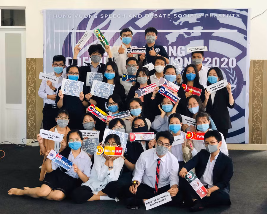 Các thành viên tham gia hội nghị đều đeo khẩu trang để đảm bảo an toàn trong tình hình dịch Covid-19. Ảnh: Thủy Bình