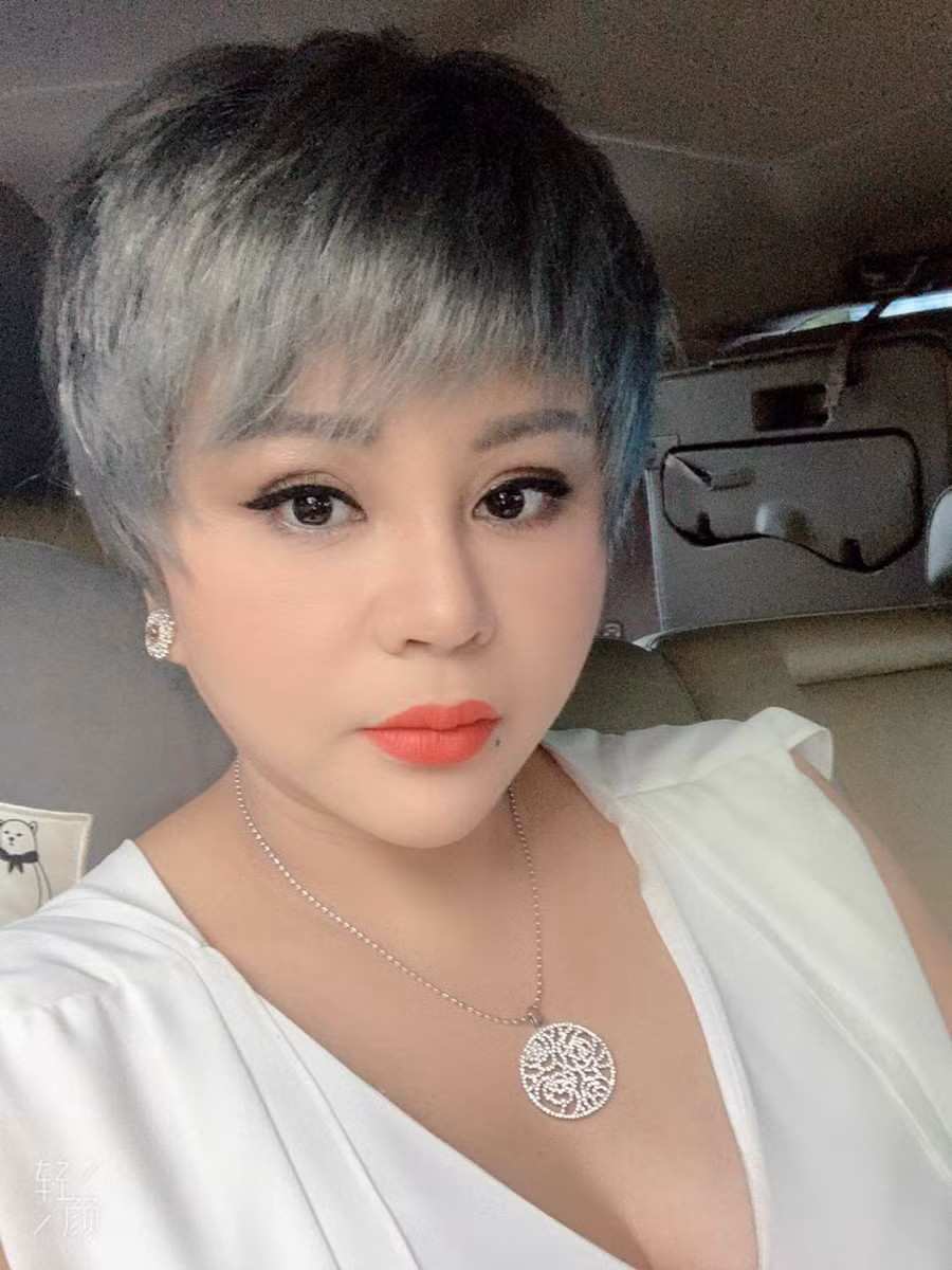 "Mỹ nhân được Hoài Linh đòi cưới" hiện tại để kiểu tóc ngắn trẻ trung không thua kém dàn mỹ nhân trẻ đẹp trong showbiz Việt.