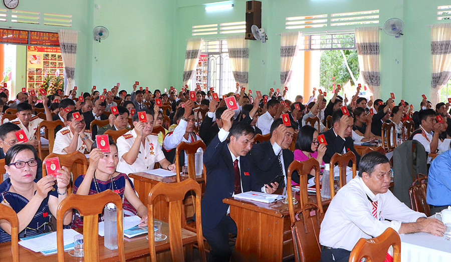 Đại biểu biểu quyết số lượng nhân sự bầu Ban Chấp hành Đảng bộ huyện Đak Pơ khóa XVII. Ảnh: Hồng Thi Đại biểu biểu quyết số lượng nhân sự để bầu Ban Chấp hành Đảng bộ huyện Đak Pơ khóa XVII. Ảnh: H.T