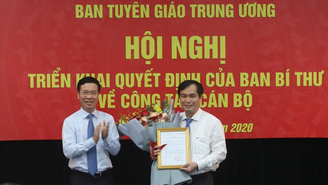 Ông Võ Văn Thưởng trao quyết định của Ban Bí thư cho ông Phan Xuân Thủy - Ảnh Trần Thường Ông Võ Văn Thưởng trao quyết định của Ban Bí thư cho ông Phan Xuân Thủy - Ảnh Trần Thường