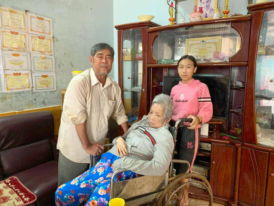 Ông Phan Quốc Bườn cùng người vợ bị liệt sau phẫu thuật u não. Ảnh: Nhật Hào Ông Phan Quốc Bườn cùng người vợ bị liệt sau phẫu thuật u não. Ảnh: Nhật Hào