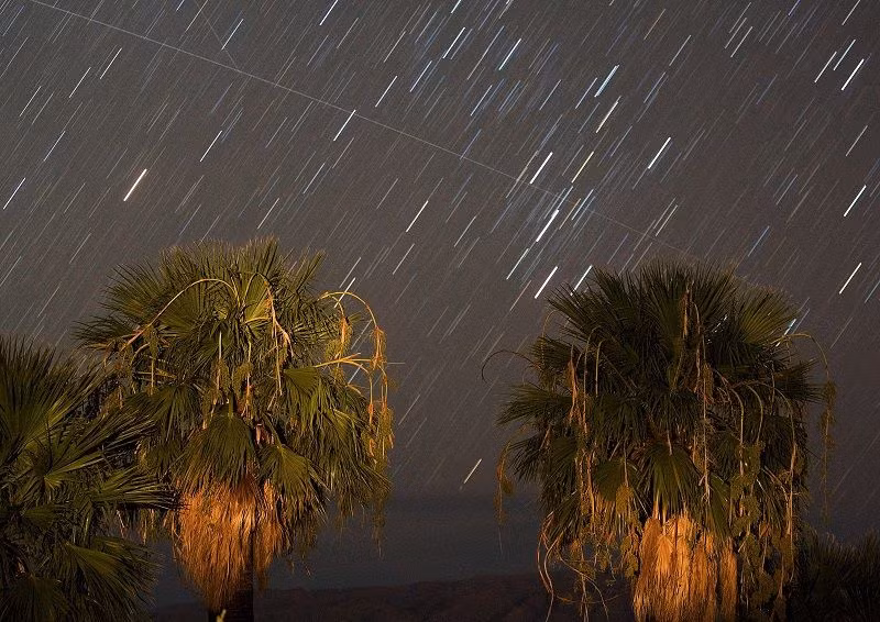 Sao băng Perseid rơi khi một vệ tinh bay ngang bầu trời vào sáng sớm ngày 12-8-2008, trong Khu giải trí Quốc gia Lake Mead, Nevada, Mỹ. Ảnh: Getty Images. 