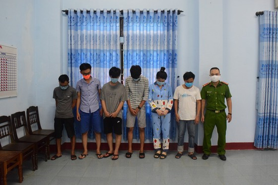 Công an bắt giữ các đối tượng Công an bắt giữ các đối tượng