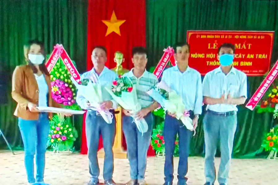 Lễ ra mắt Nông hội cây ăn trái thôn Thanh Bình, xã Ia Bă, huyện Ia Grai. Ảnh: Hoàng Cư 