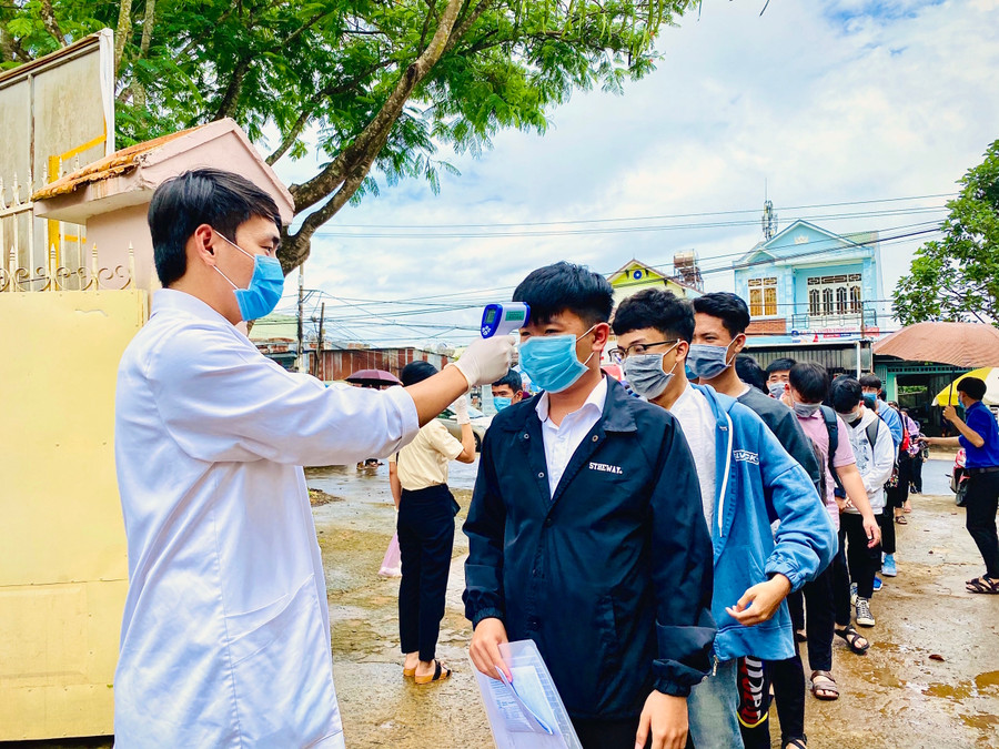 Điểm thi Trường THPT Pleiku tiến hành đo thân nhiệt cho thí sinh trước khi vào học Quy chế thi. Ảnh: Hồng Thi Điểm thi Trường THPT Pleiku tiến hành đo thân nhiệt cho thí sinh trước khi vào học quy chế. Ảnh: Hồng Thi