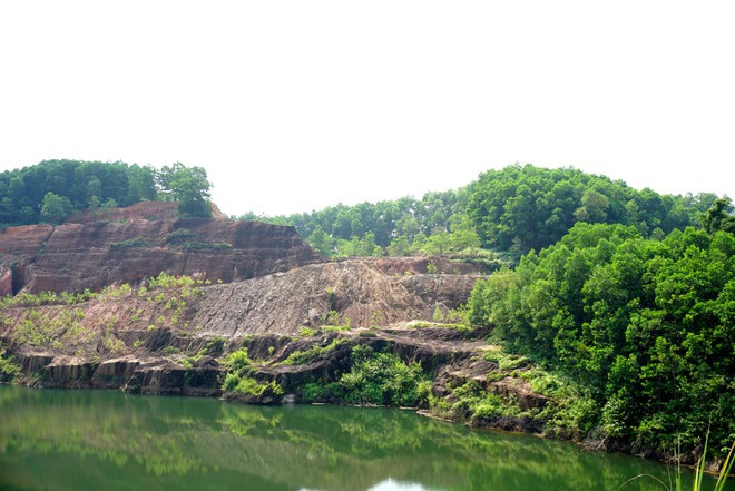 Một góc đồi Tỉ, nơi người dân từng phát hiện nhiều viên đá đỏ rất giá trị ẢNH: K.HOAN