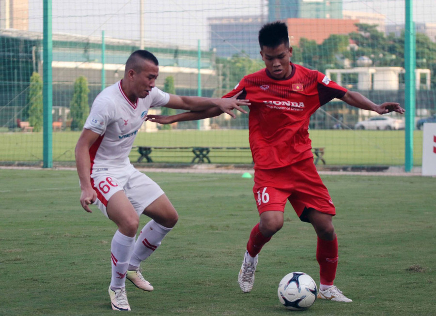 Nguyễn Hữu Thắng (phải) đã chơi rất năng nổ khi gặp lại các đồng đội ở đội bóng chủ quản Viettel. Ảnh: VFF