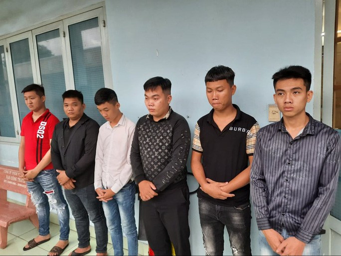 Các đối tượng tại cơ quan công an (ảnh công an cung cấp) Các đối tượng tại cơ quan công an (ảnh công an cung cấp)