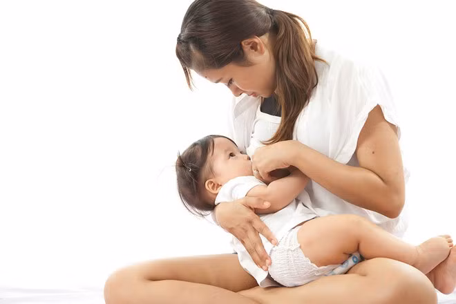 Người mẹ vẫn có thể cho con bú sữa ngay khi tỉnh táo sau ca phẫu thuật có gây mê ẢNH MINH HỌA: SHUTTERSTOCK