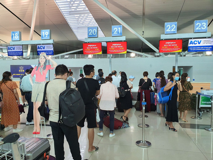 Hành khách làm thủ tục tại quầy Vietjet  Hành khách làm thủ tục tại quầy Vietjet