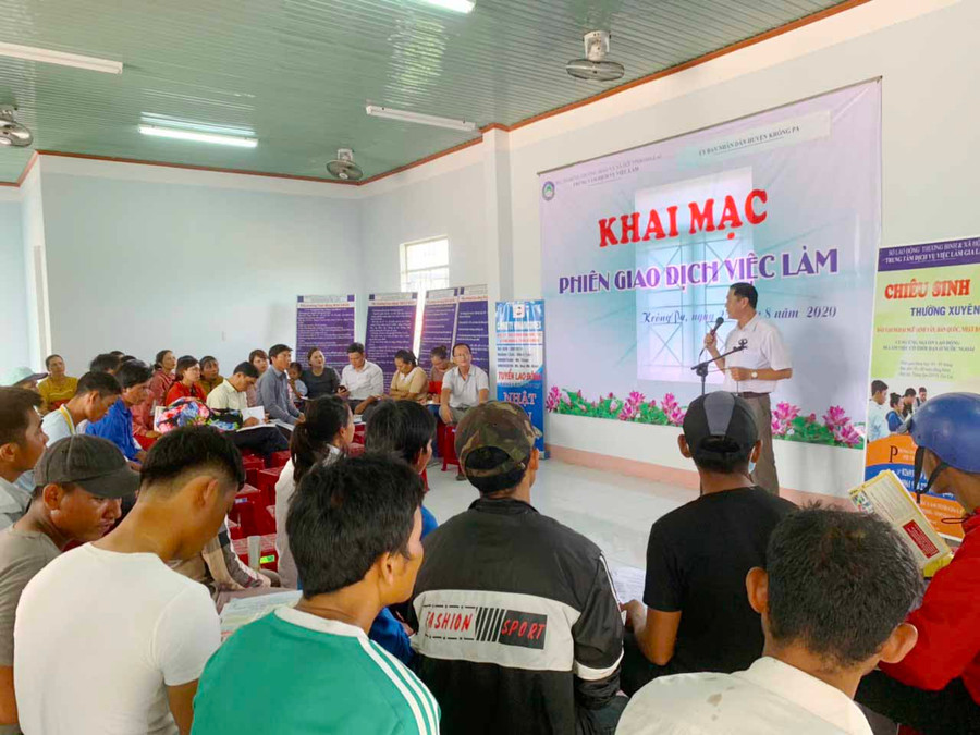 Quang cảnh phiên giao dịch việc làm tại xã Đất Bằng. Ảnh: Vũ Chi Quang cảnh phiên giao dịch việc làm tại xã Đất Bằng. Ảnh: Vũ Chi