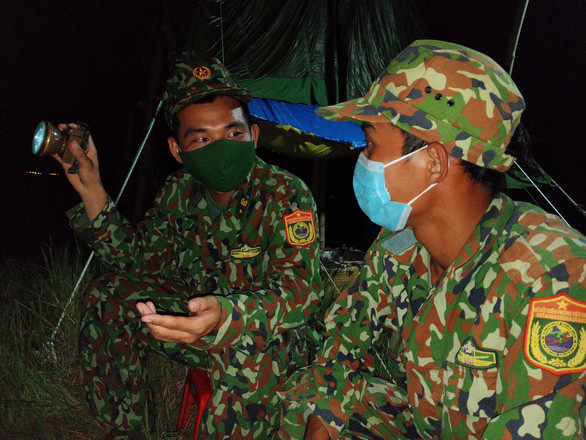 Chiến sĩ biên phòng phải luôn tỉnh táo để kiểm soát chặt biên giới đêm - Ảnh: BỬU ĐẤU