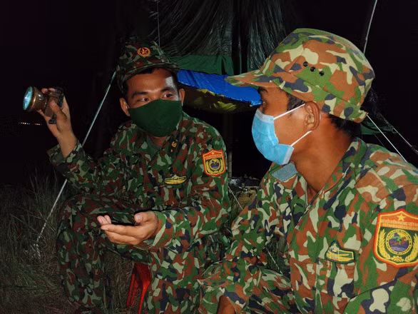 Chiến sĩ biên phòng phải luôn tỉnh táo để kiểm soát chặt biên giới đêm - Ảnh: BỬU ĐẤU