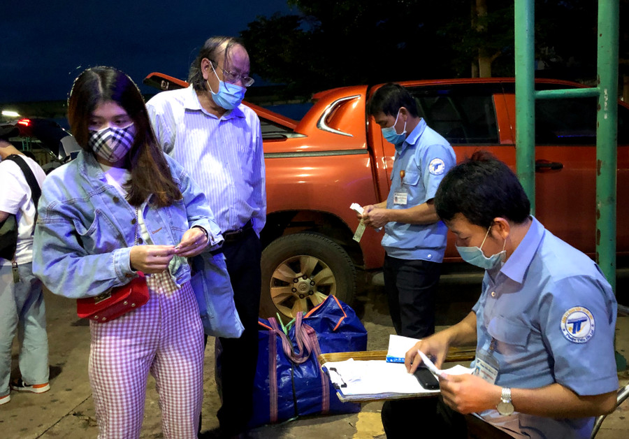 Hành khách đến làm thủ tục lên xe đều đeo khẩu trang để phòng-chống dịch bệnh Covid-19. Ảnh: Lê Hòa
