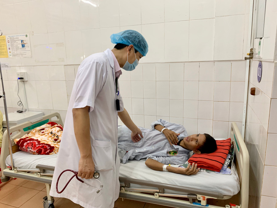 Bác sĩ Trần Kế Toán thăm khám cho bệnh nhân Nung. Ảnh: Như Nguyện