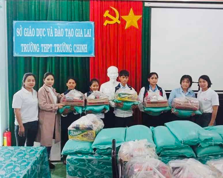 Nhóm thiện nguyện Hiểu và thương tặng quà cho học sinh Trường THPT Trường Chinh. Ảnh: Phan Lài