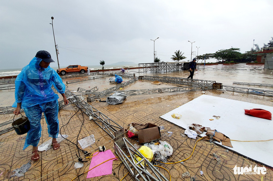 Một nhóm du khách nô đùa bên sóng lớn dù có lực lượng cứu hộ nhắc nhở - Ảnh: DOÃN HÒA