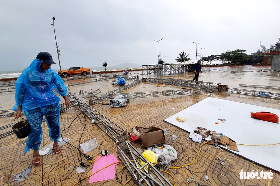 Một nhóm du khách nô đùa bên sóng lớn dù có lực lượng cứu hộ nhắc nhở - Ảnh: DOÃN HÒA