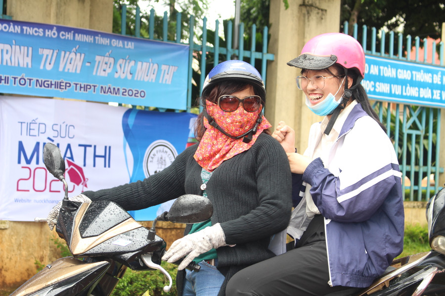 Hai mẹ con thí sinh tại điểm thi Trường THCS Nguyễn Du (TP. Pleiku) vui vẻ, nhẹ nhõm sau kỳ thi tốt nghiệp THPT thời Covid. Ảnh: Nguyễn Giang