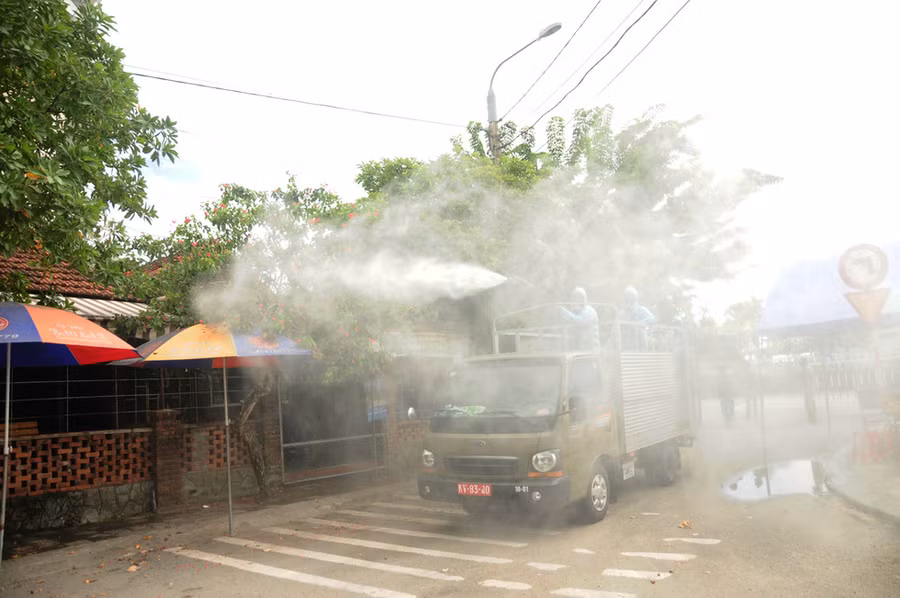 Khu vực quán cà phê, nơi sinh sống của gia đình có 7 người dương tính với COVID-19 tại Lưu Minh, được phun hóa chất kỹ lưỡng - Ảnh: B.D