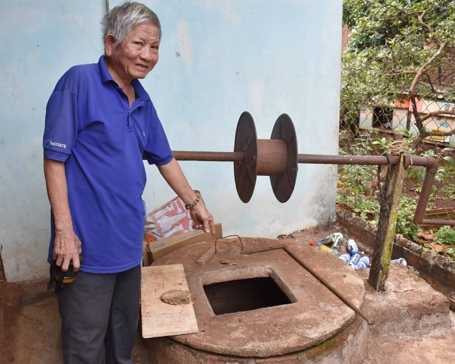 Giếng nước của nhà ông Trương Văn Sỹ (thôn Bầu Jút, thị trấn Chư Sê) đã bị nhiễm xăng dầu từ nhiều năm nay. Ảnh: Hà Phương 