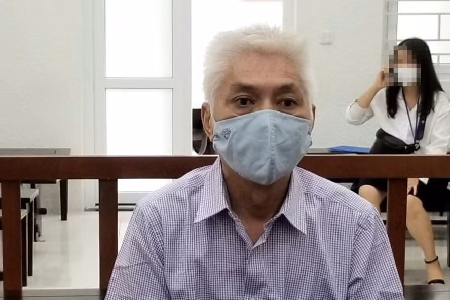 Ông Vũ Văn Nghĩa ăn năn muộn màng tại phiên tòa sơ thẩm hôm nay (13.8). Ảnh: V.Dũng.