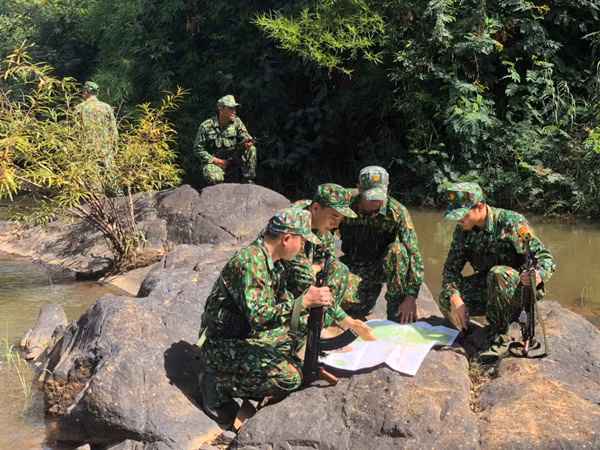 Cán bộ, chiến sĩ Đồn Biên phòng Cửa khẩu Quốc tế Lệ Thanh tuần tra, kiểm soát trên tuyến biên giới. Ảnh: Anh Huy