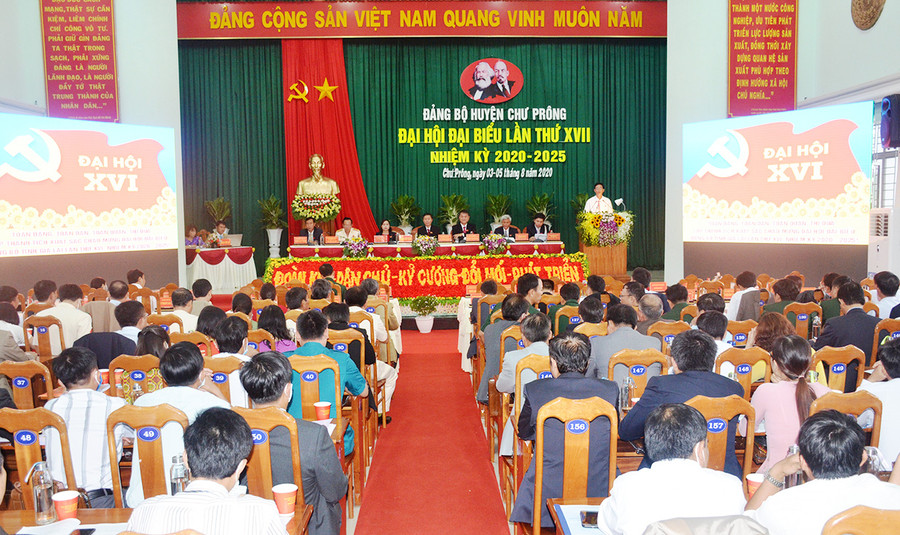  Quang cảnh phiên trù bị Đại hội đại biểu Đảng bộ huyện lần thứ XVII (nhiệm kỳ 2020-2025). Ảnh: VĨNH HOÀNG