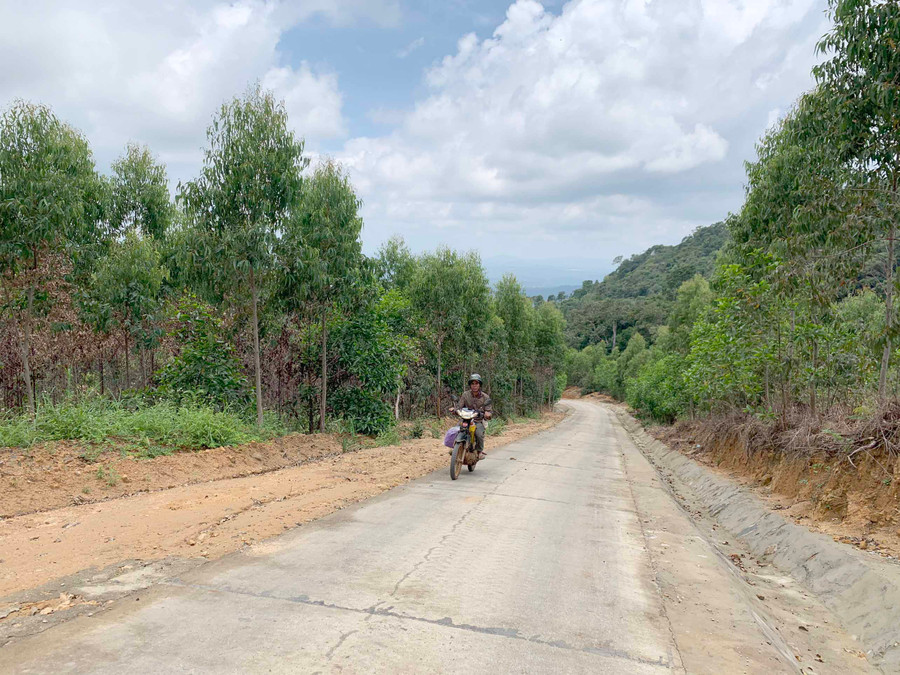  Con đường bê tông dẫn lên làng Pờ Yầu (xã Lơ Pang, huyện Mang Yang) đã hoàn thành tạo nhiều thuận lợi cho người dân. Ảnh: Phương Linh 