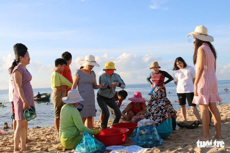 Nhiều tiểu thương có mặt ngay tại bờ biển để thu mua hải sản mang ra chợ bán - Ảnh: THANH NGÂN