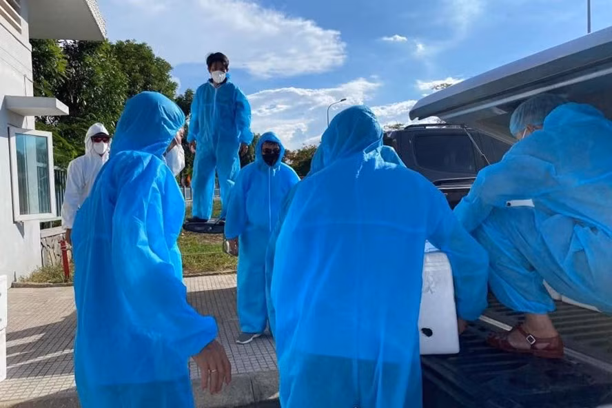 Những ngày cách ly y tế do dịch COVID-19, các nhân viên y tế Đà Nẵng đang phải làm việc trong điều kiện bảo hộ khắc nghiệt (ảnh T.H)