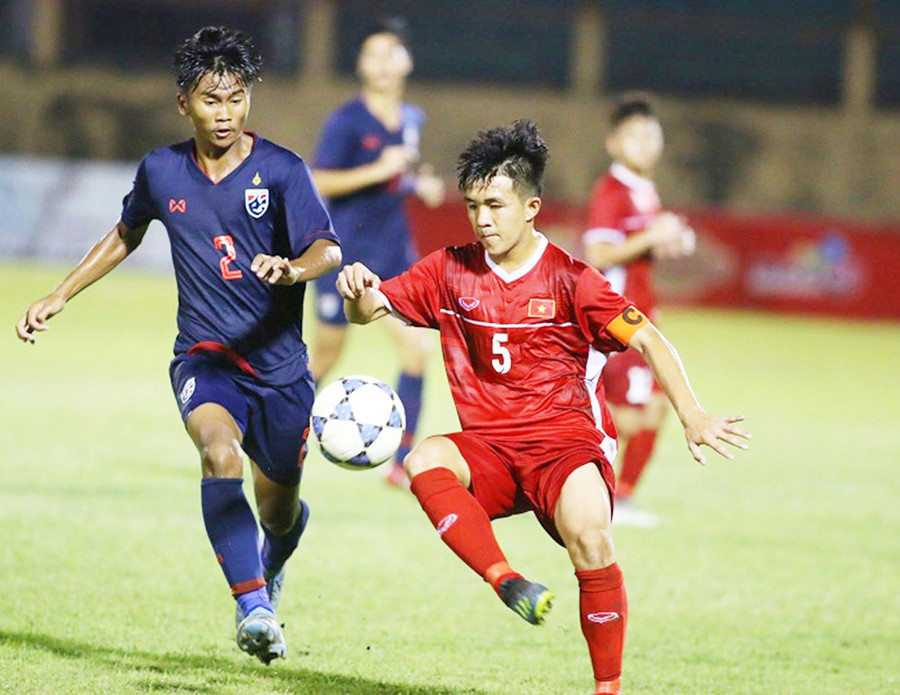 Tiền vệ Nguyễn Thanh Khôi (5) của HA.GL trong màu áo đội U19 Việt Nam. Ảnh: Quang Thắng