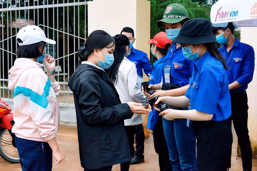 .Nhiều đoàn trường tổ chức làm dung dịch sát khuẩn trang bị cho thí sinh tại các điểm thi