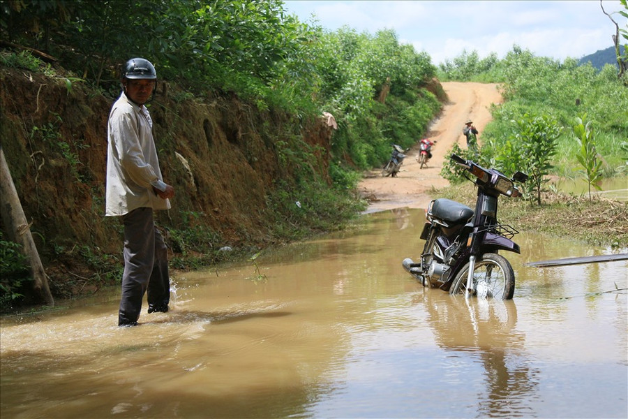 Ngập úng kéo dài khiến hoạt động sản xuất, kinh doanh của bà con sống trong vùng đình trệ, khổ không kể siết. Giao thông khu vực bị chia cắt nghiêm trọng. Ảnh Bảo Trung Ngập úng kéo dài khiến hoạt động sản xuất, kinh doanh của bà con sống trong vùng đình trệ, khổ không kể siết. Giao thông khu vực bị chia cắt nghiêm trọng. Ảnh Bảo Trung