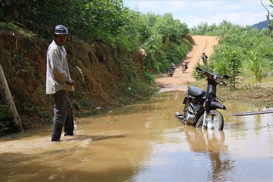 Ngập úng kéo dài khiến hoạt động sản xuất, kinh doanh của bà con sống trong vùng đình trệ, khổ không kể siết. Giao thông khu vực bị chia cắt nghiêm trọng. Ảnh Bảo Trung