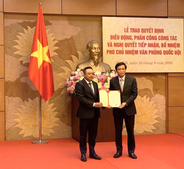 Chủ nhiệm Văn phòng Quốc hội, Tổng thư ký Quốc hội Nguyễn Hạnh Phúc trao nghị quyết bổ nhiệm cho tân Phó chủ nhiệm Văn phòng Quốc hội Trần Sỹ Thanh - Ảnh: CTV Chủ nhiệm Văn phòng Quốc hội, Tổng thư ký Quốc hội Nguyễn Hạnh Phúc trao nghị quyết bổ nhiệm cho tân Phó chủ nhiệm Văn phòng Quốc hội Trần Sỹ Thanh - Ảnh: CTV