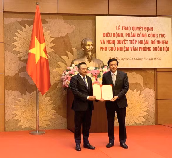 Chủ nhiệm Văn phòng Quốc hội, Tổng thư ký Quốc hội Nguyễn Hạnh Phúc trao nghị quyết bổ nhiệm cho tân Phó chủ nhiệm Văn phòng Quốc hội Trần Sỹ Thanh - Ảnh: CTV