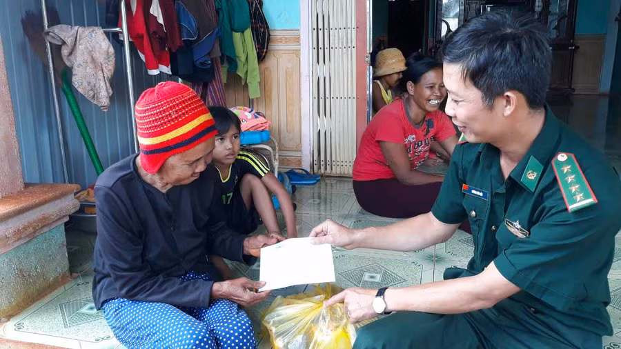 Đảng viên Đồn Biên phòng Ia Pnôn (huyện Đức Cơ) giúp đỡ gia đình phụ trách trên địa bàn. Ảnh: Thái Kim Nga