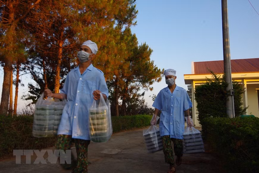 Những bữa cơm chứa đựng ân tình của lực lượng vũ trang tỉnh Gia Lai dành cho người dân trong khu cách ly y tế. (Ảnh: Hồng Điệp/TTXVN)